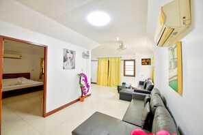 42-inch TV with satellite channels, Netflix, streaming services - Magic Private Pool Villas Pattaya (Pattaya)