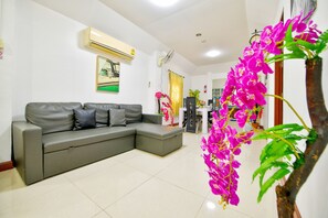 42-inch TV with satellite channels, Netflix, streaming services - Magic Private Pool Villas Pattaya (Pattaya)