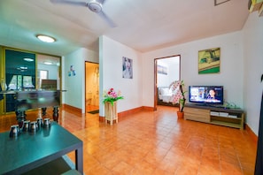 5-Bedroom Villa with Private Pool | Oleskelualue | Televisio, Netflix, suoratoistopalvelut