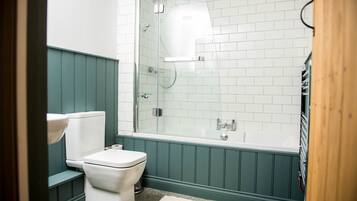Rumah | Kamar mandi | Bathtub, perlengkapan mandi gratis, pengering rambut, dan handuk