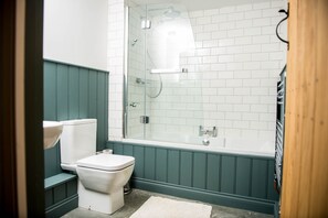 House | Bathroom | Bathtub, free toiletries, hair dryer, towels