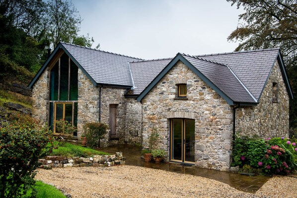 Exterior - Yr Hen Feudy (Ammanford)