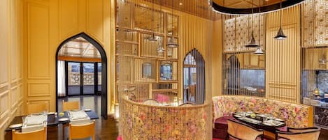 2 restaurants servant le petit déjeuner, spécialités Cuisine indienne