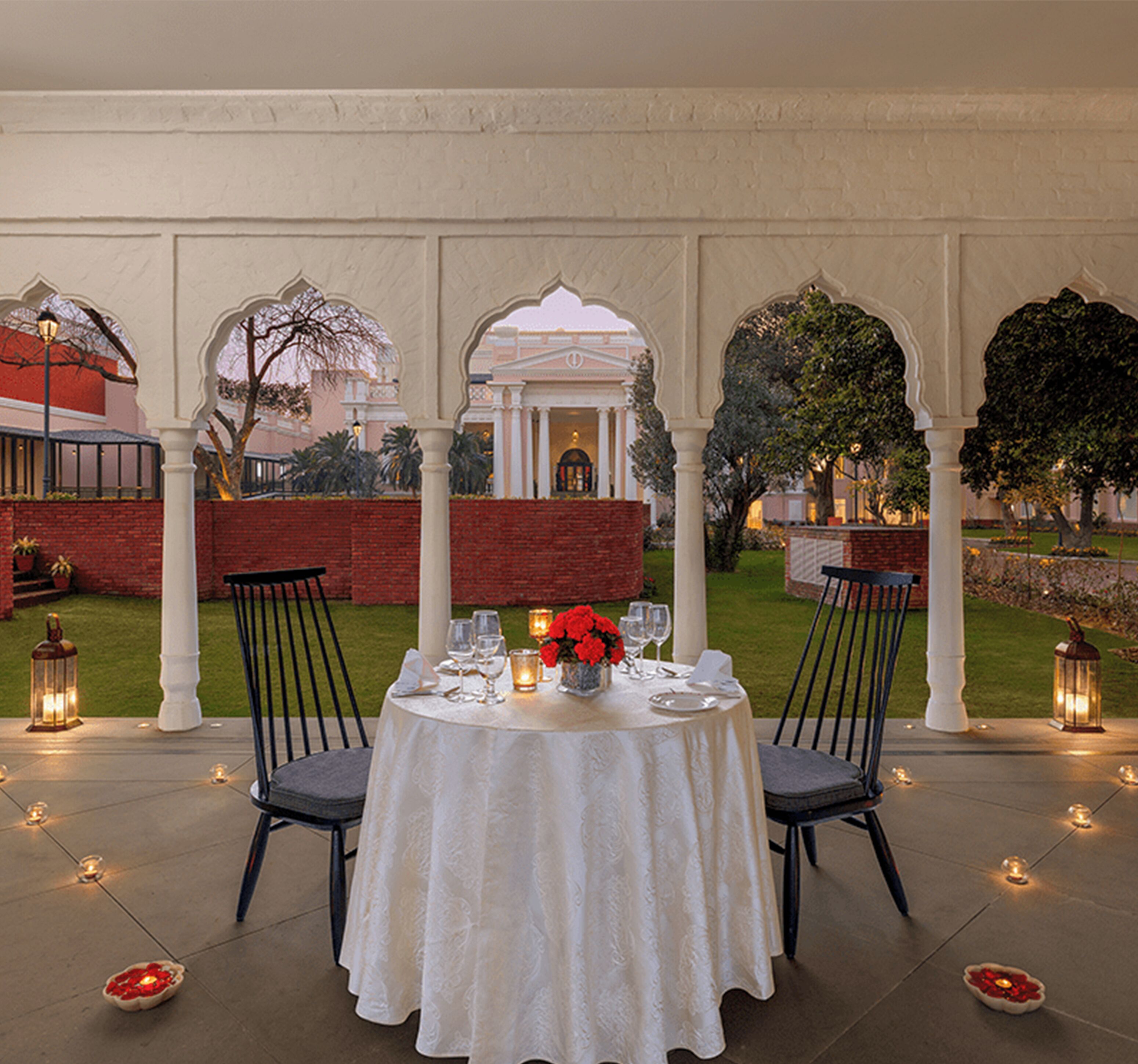2 restaurants; breakfast, lunch, dinner and brunch served 