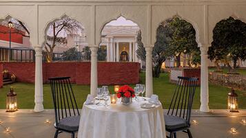 2 restaurants; breakfast, lunch, dinner and brunch served