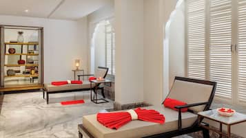 Sauna, steam room, deep-tissue massages, facials, 2 treatment rooms