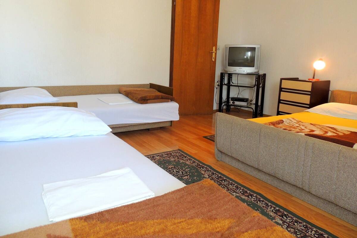 Appartamento, 1 camera da letto (142 – lijevi) | 1 camera, una scrivania, lenzuola