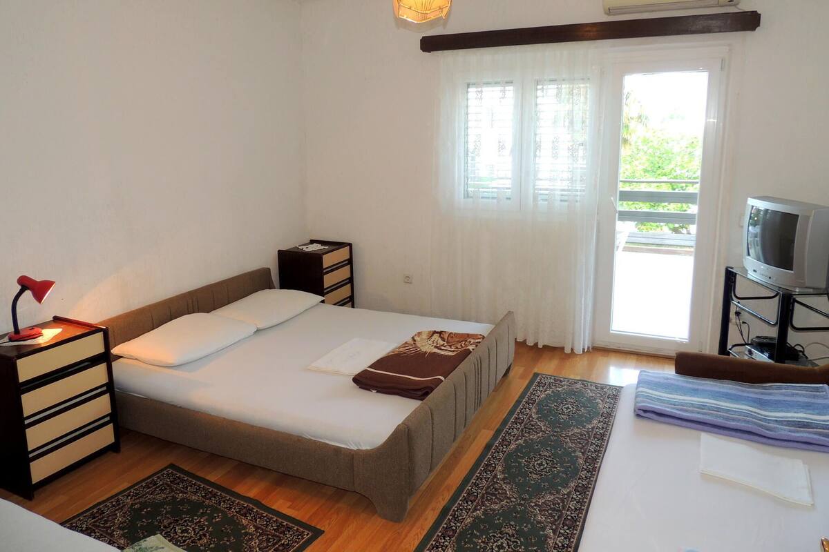 Standard Apartment, 1 Bedroom (141 – desni) | 1 bedroom, desk, bed sheets