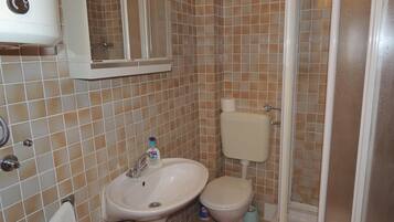 Apartment, 1 Schlafzimmer (142 – lijevi) | Badezimmer | Dusche, Handtücher, Seife, Toilettenpapier