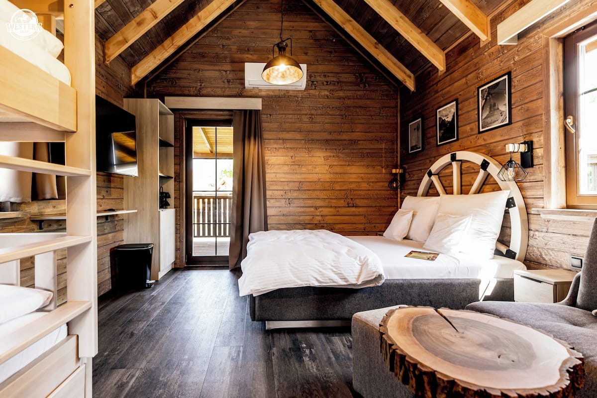Habitación cuádruple de diseñador | Wifi gratis y ropa de cama