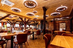 Free daily buffet breakfast - Western Camp Resort (Zator)