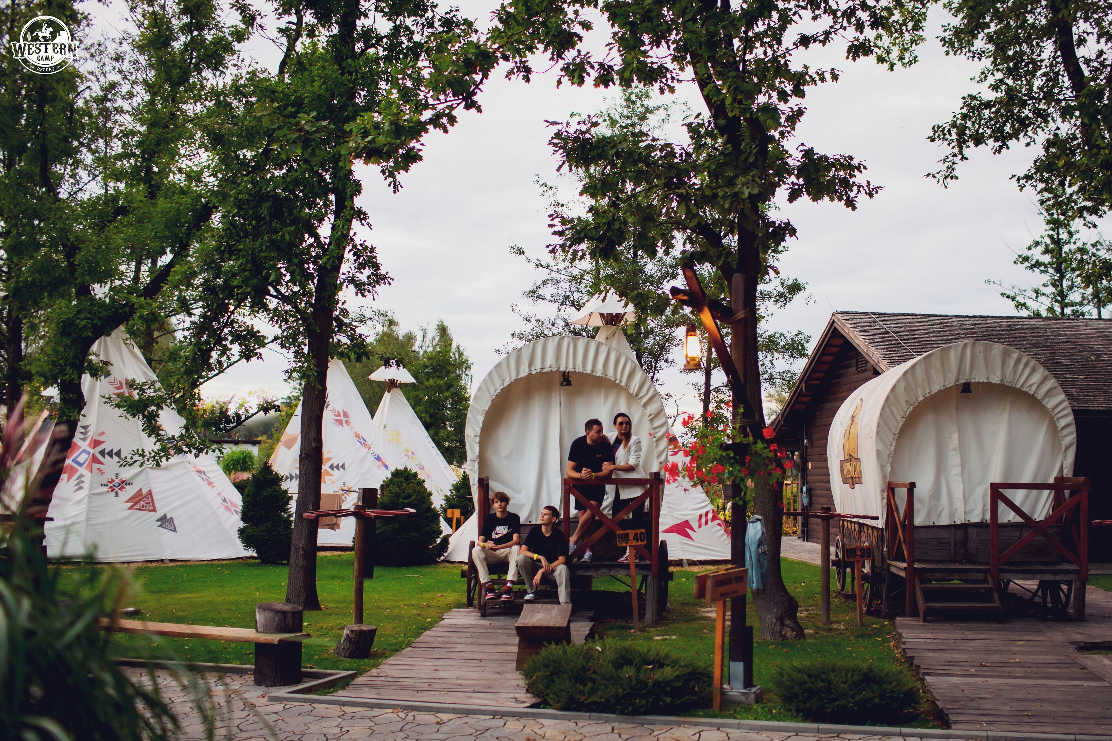 Un cadre extérieur rustique, doté d’espaces de repos abrités et d’une structure en bois.