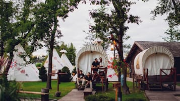Un cadre extérieur rustique, doté d’espaces de repos abrités et d’une structure en bois.