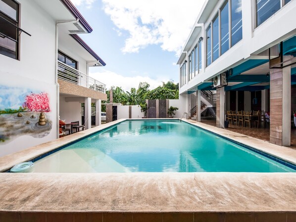 Outdoor pool - Capital O 494 Modern Peak Suites & Resorts (Antipolo)