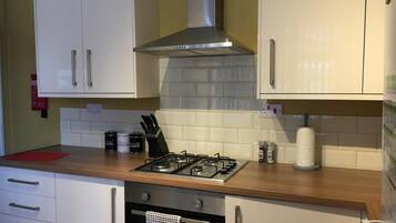 Full-sized fridge, microwave, oven, stovetop