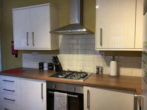 Full-sized fridge, microwave, oven, stovetop