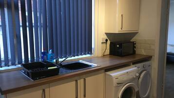 Căn hộ | Bếp riêng | Tủ lạnh, lò vi sóng, lò nướng, bếp nấu