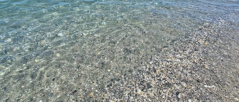 På stranden og hvit sand