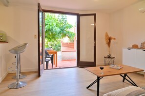 Familie appartement, 2 slaapkamers | Woonruimte | Een tafeltennistafel en speelgoed