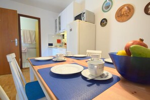 Apartemen, 1 kamar tidur (305) | Makan di kamar