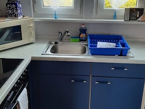 Kühlschrank, Mikrowelle, Ofen, Wasserkocher mit Kaffee-/Teezubehör