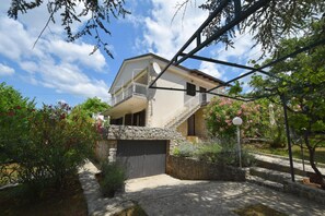 Exterior - Apartments Ivka-Rozalija near Beach (Malinska-Dubasnica)