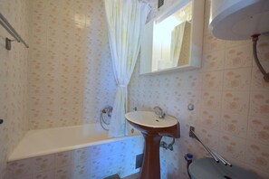 Apartment, 1 Bedroom (62 - lijevi, veci) | Bathroom | Towels, soap, toilet paper