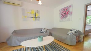 Interior - Apartments Ivka-Rozalija near Beach (Malinska-Dubasnica)