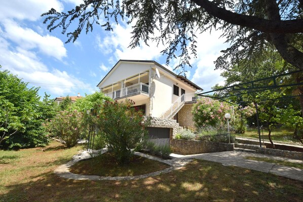 Exterior - Apartments Ivka-Rozalija near Beach (Malinska-Dubasnica)