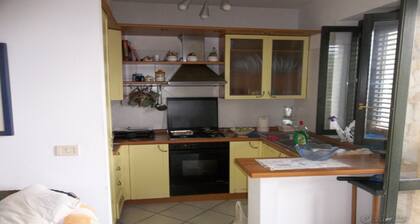 Buhardilla a pocos metros de la playa de Capo Peloro.