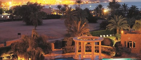 Utendørsbasseng og et oppvarmet basseng