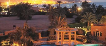 Beachfront Apartment with Fantastic Red Sea View, Close to Downtown