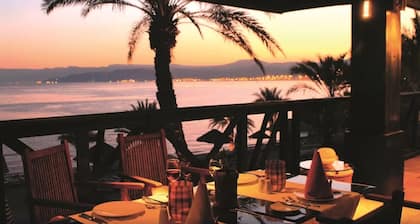Beachfront Apartment with Fantastic Red Sea View, Close to Downtown