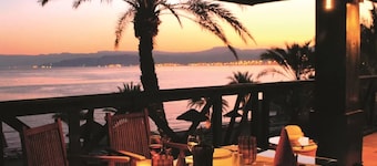 Beachfront Apartment with Fantastic Red Sea View, Close to Downtown