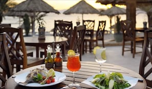 Outdoor dining - Beachfront Apartment with Fantastic Red Sea View, Close to Downtown (Aqaba)