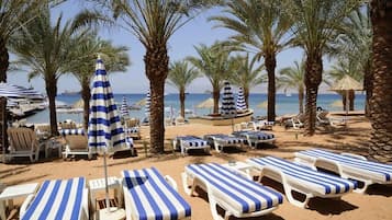 En la playa, camastros y toallas de playa