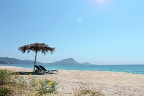 On the beach, sun loungers, beach umbrellas, beach bar - ecoSuites (Sithonia)