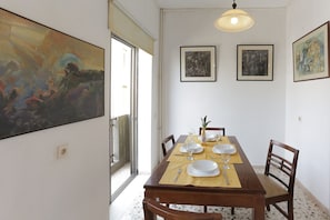 Apartment, 1 Bedroom, City View | In-room dining