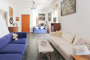 Apartment, 1 Bedroom, City View | Living area