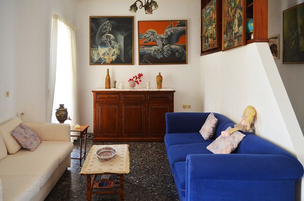 Apartment, 1 Bedroom, City View | Living area