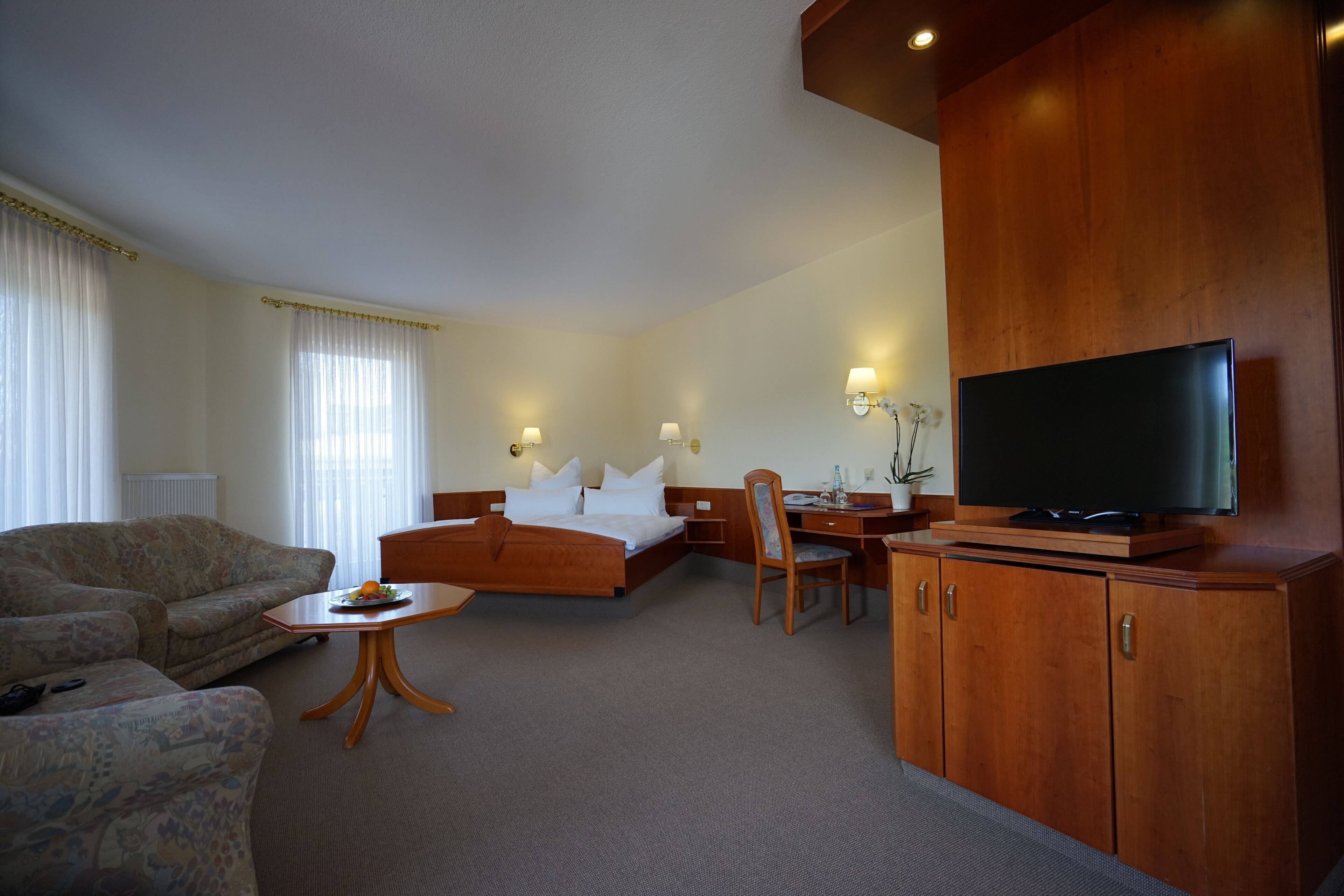 Suite | Desk, iron/ironing board, free WiFi, bed sheets
