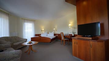 Suite | Desk, iron/ironing board, free WiFi, bed sheets