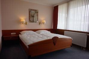 Habitación doble | Escritorio, tabla de planchar con plancha, wifi gratis y ropa de cama