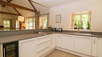 Frigorifero, microonde, piano cottura, lavastoviglie