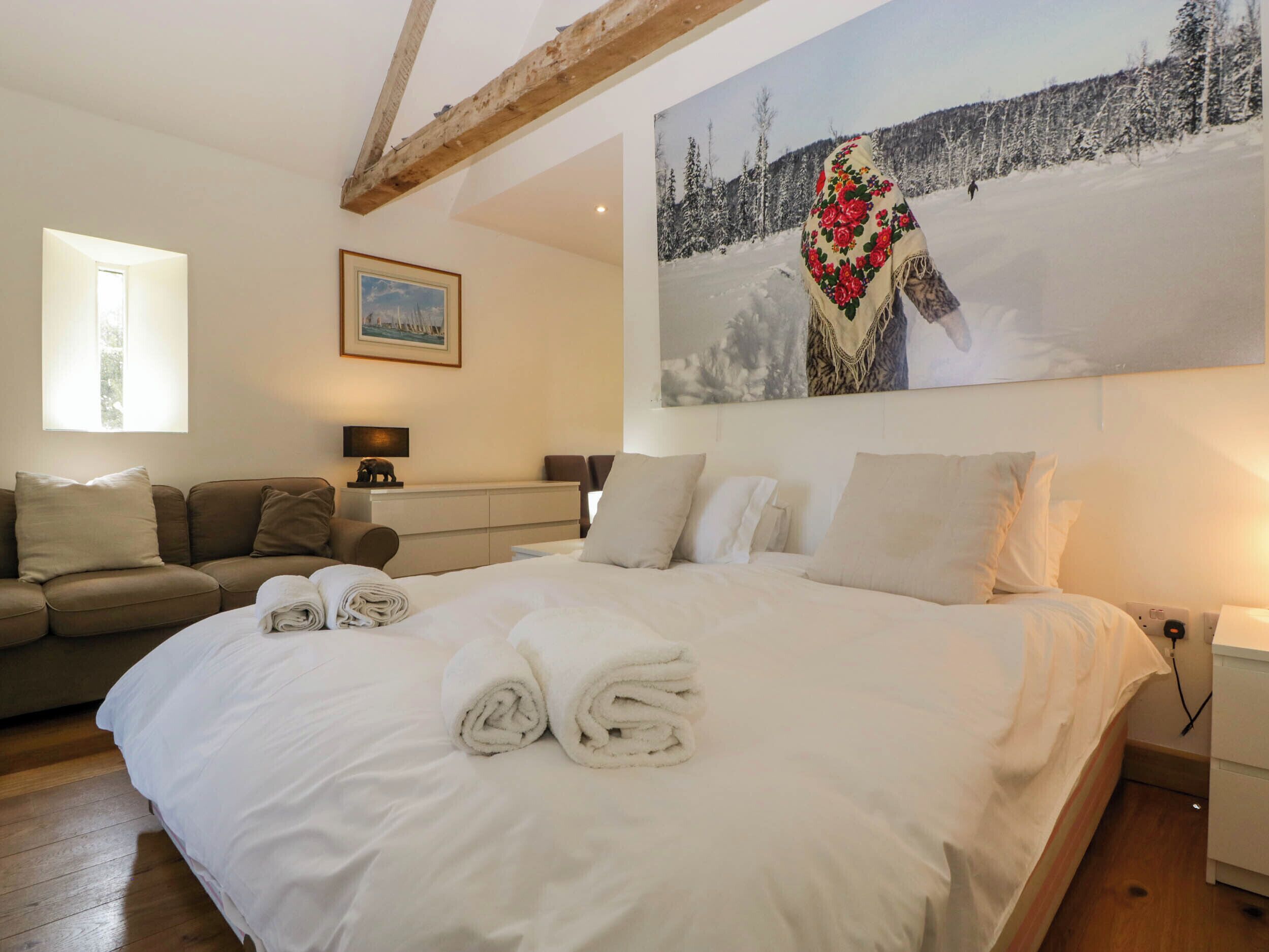 2 室のベッドルーム、客室ごと  に異なる装飾、客室ごとに異なるインテリア、WiFi (無料)