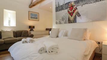 2 Schlafzimmer, individuell dekoriert, individuell eingerichtet