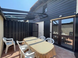 Outdoor dining - Cozy T2 Mezzanine Apartment Near Lake with Terrace and Garden (Vieux-Boucau-les-Bains)