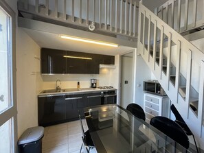 Fridge, microwave, oven, stovetop - Cozy T2 Mezzanine Apartment Near Lake with Terrace and Garden (Vieux-Boucau-les-Bains)