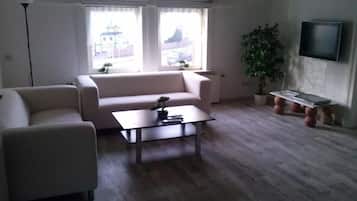 Departamento familiar (Apartment 1) | Sala de estar | Televisión de pantalla plana de 24 pulgadas con canales vía satélite
