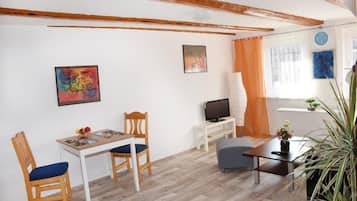 Condo estándar (Apartment 5) | Sala de estar | Televisión de pantalla plana de 24 pulgadas con canales vía satélite